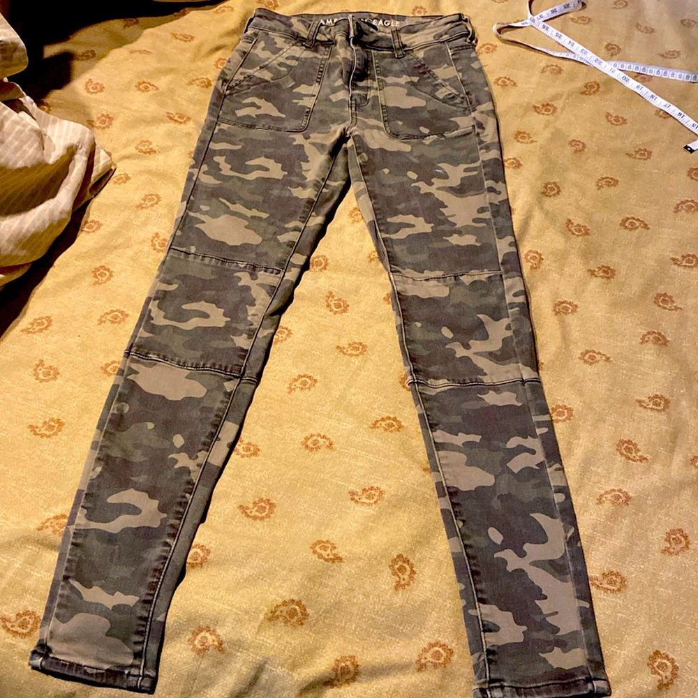 AMERICAN EAGLE OUTFITTERS camouflaged jeggings (527)
